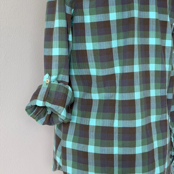 The North Face Women’s Fitted Plaid Cotton Roll-Tab Button Down Shirt - Picture 7 of 16